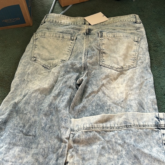 NWT, Women’s bleach washed distressed wide leg jeans. Uniq by Litz, size 5/27. - Picture 7 of 7